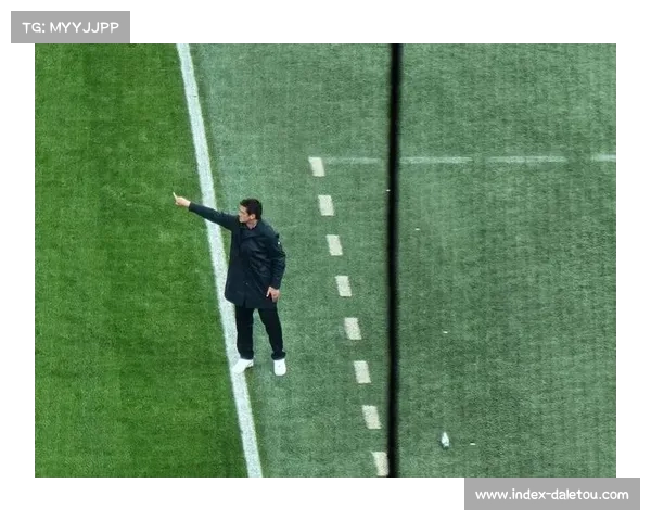 国家德比现场:梅阿查球场座无虚席,球迷氛围火爆 国家德比现场:梅阿查球场座无虚席,球迷氛围火爆